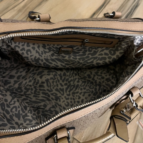 Guess bag not used a lot, had it in my closet for awhile it needs a new home - Picture 3 of 3